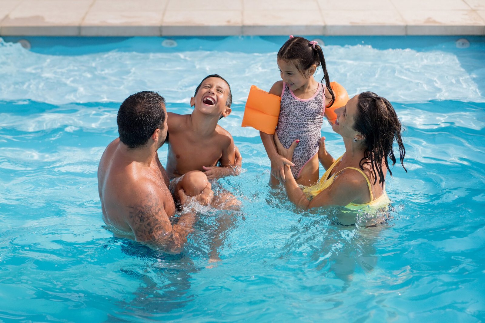 Familia feliz en piscina